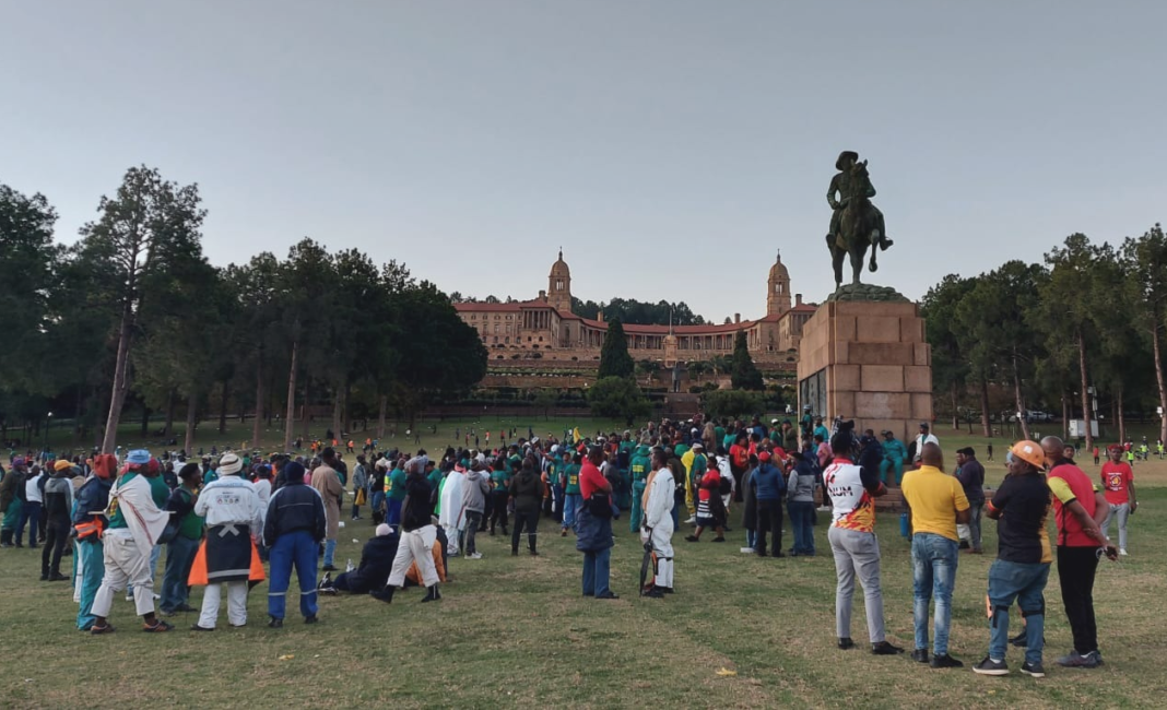 Since 19 May, thousands of workers have occupied the grounds of the Union Buildings to pressure the government to intervene in this strike.